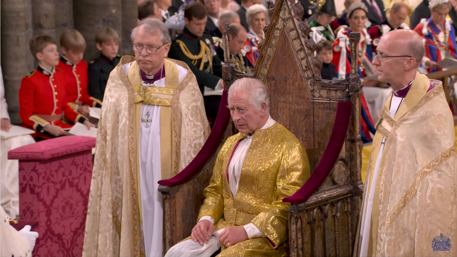 查爾斯三世坐在加冕椅上。(影片截圖）